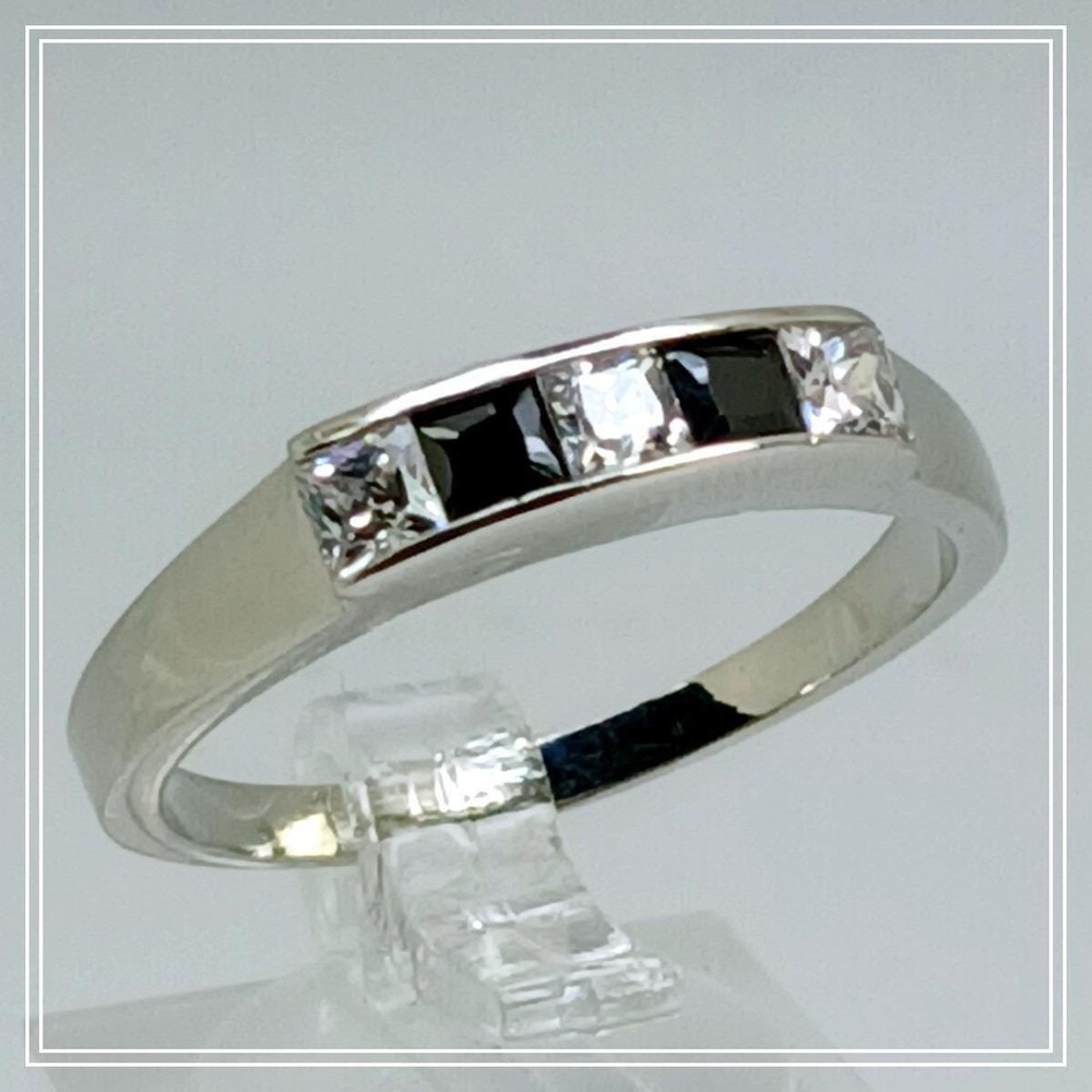 Vintage 90s‎ Silver Princess Cut Black White Stone Channel Set Band Ring Size 10